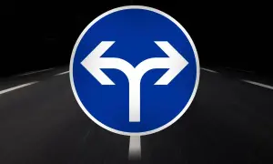 Ein Wegweiser zeigt links und rechts. Sollte ich mich trennen? Die Entscheidung ist schwer, wie eine Weggabelung auf der Straße.