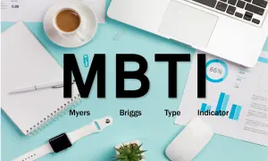 MBTI-Test: Myers-Briggs-Typen-Indikator. Ein Schreibtisch mit Laptop, Notizbuch, Kaffee und einem 16 Typen Test.
