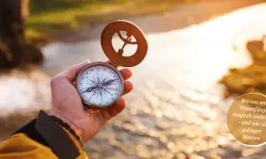 Eine Hand hält einen Kompass, der den Weg weist, um sich neu zu erfinden. Neue Anfänge ziehen uns magisch an.