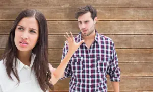 Frau wehrt sich gegen Mann, der sie anschreit. Ihre Mimik zeigt Verärgerung, was ist passiv aggressiv?