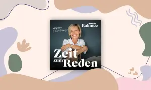 Lächelnde Frau mittleren Alters mit dem Titel "Zeit zum Reden" und dem Logo "Woman Balance".