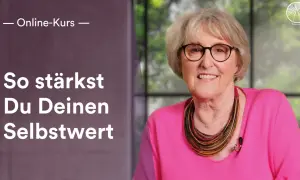 Eine ältere Frau mit Brille und pinkfarbenem Oberteil lächelt. Der Text "So stärkst Du Deinen Selbstwert" und "Online-Kurs" sind zu sehen. Geduldig sein ist der Schlüssel.