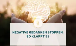Hände halten ein leuchtendes Gehirn-Symbol. Text: "Negative Gedanken stoppen: So klappt es." Ein Weg, um negative gedanken loslassen.