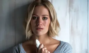 Eine Frau mit Tränen im Gesicht und einem Taschentuch in der Hand. Sie fragt sich, warum weint man, wenn das Herz schmerzt.