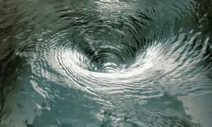Ein Strudel im Wasser, der an eine Spirale erinnert. Hilft, Katastrophisieren zu stoppen, indem man sich auf den Moment konzentriert.