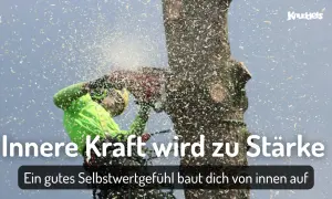 Ein Baumkletterer mit Kettensäge, umgeben von Sägespänen. Innere Kraft wird zu Stärke. Ein gutes Selbstwertgefühl baut dich von innen auf. Ich bin nicht wichtig.