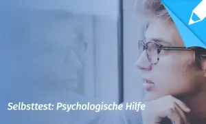 Junger Mann mit Brille blickt nachdenklich in die Ferne. Ein Selbsttest kann helfen, psychische Probleme zu erkennen und Unterstützung zu finden.