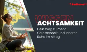 Frau meditiert im Freien, um positive Gedanken zu fördern. Achtsamkeit lehrt Gelassenheit und innere Ruhe im Alltag.