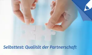 Zwei Hände fügen Puzzleteile zusammen. Ein Selbsttest: Qualität der Partnerschaft.