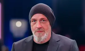 Ein Mann mit Bart und Mütze, der trotz seiner Rolle als Comedian auch mit Depressionen kämpft.