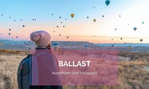 Eine Person blickt auf einen Himmel voller Heißluftballons. Zeit, Ballast abzuwerfen und loszulassen.
