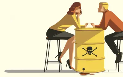 Ein Mann und eine Frau sitzen sich gegenüber, getrennt durch einen gelben Fass mit Totenkopf-Symbol. Die Szene symbolisiert Manipulation in der Beziehung, wo giftige Gefühle die Verbindung vergiften.