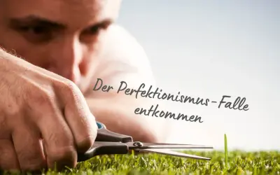 Mann schneidet mit Schere ein einzelnes Grashalm. Die Psychologie des Perfektionismus zeigt sich in diesem Detail.