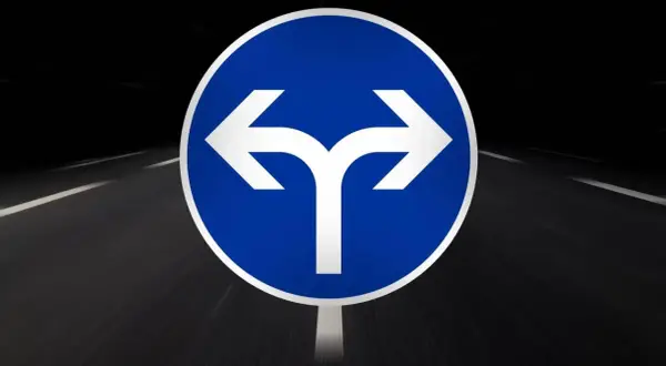 Ein Wegweiser zeigt links und rechts. Sollte ich mich trennen? Die Entscheidung ist schwer, wie eine Weggabelung auf der Straße.