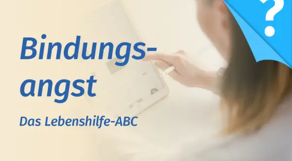 Ein Tablet zeigt den Text "Bindungsangst - Das Lebenshilfe-ABC". Jemand berührt den Bildschirm, als ob er er hat angst vor mir.