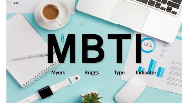 MBTI-Test: Myers-Briggs-Typen-Indikator. Ein Schreibtisch mit Laptop, Notizbuch, Kaffee und einem 16 Typen Test.
