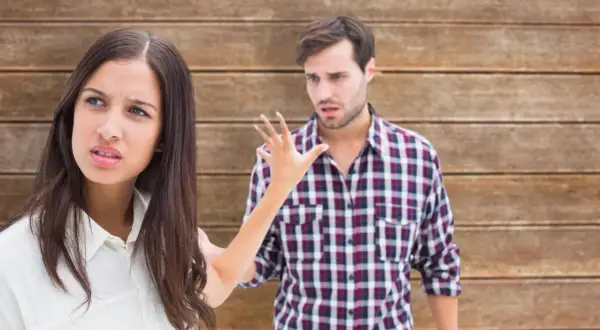 Frau wehrt sich gegen Mann, der sie anschreit. Ihre Mimik zeigt Verärgerung, was ist passiv aggressiv?