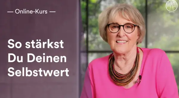 Eine ältere Frau mit Brille und pinkfarbenem Oberteil lächelt. Der Text "So stärkst Du Deinen Selbstwert" und "Online-Kurs" sind zu sehen. Geduldig sein ist der Schlüssel.