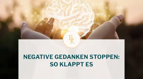 Hände halten ein leuchtendes Gehirn-Symbol. Text: "Negative Gedanken stoppen: So klappt es." Ein Weg, um negative gedanken loslassen.