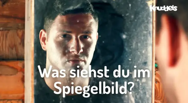 Ein Mann blickt in einen Spiegel und fragt sich, was er sieht. Ist es der Weg zum Erfolg im Leben?