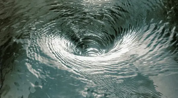 Ein Strudel im Wasser, der an eine Spirale erinnert. Hilft, Katastrophisieren zu stoppen, indem man sich auf den Moment konzentriert.