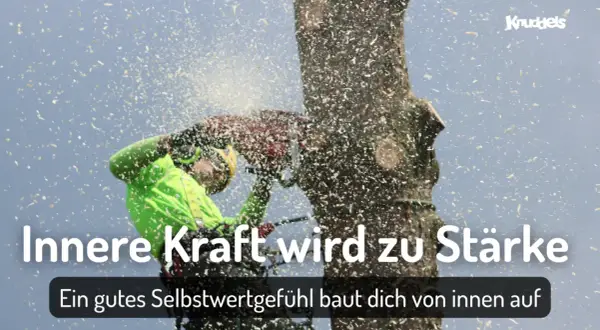 Ein Baumkletterer mit Kettensäge, umgeben von Sägespänen. Innere Kraft wird zu Stärke. Ein gutes Selbstwertgefühl baut dich von innen auf. Ich bin nicht wichtig.