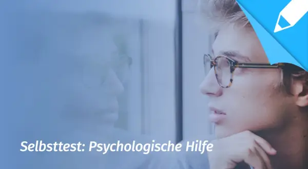 Junger Mann mit Brille blickt nachdenklich in die Ferne. Ein Selbsttest kann helfen, psychische Probleme zu erkennen und Unterstützung zu finden.