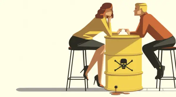 Ein Mann und eine Frau sitzen sich gegenüber, getrennt durch einen gelben Fass mit Totenkopf-Symbol. Die Szene symbolisiert Manipulation in der Beziehung, wo giftige Gefühle die Verbindung vergiften.