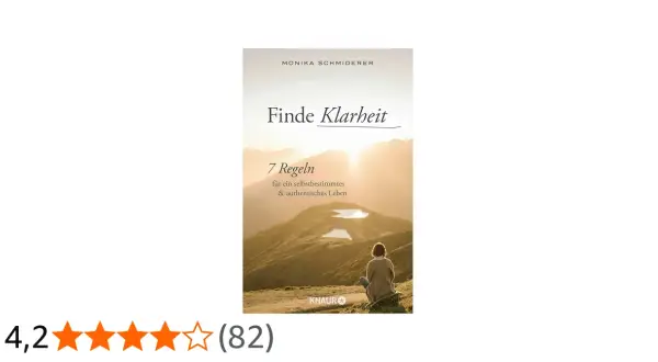 Buchcover "Finde Klarheit" von Monika Schmiderer. Eine Frau sitzt auf einem Berg und blickt in die Sonne. Hilft, wie finde ich meinen weg.