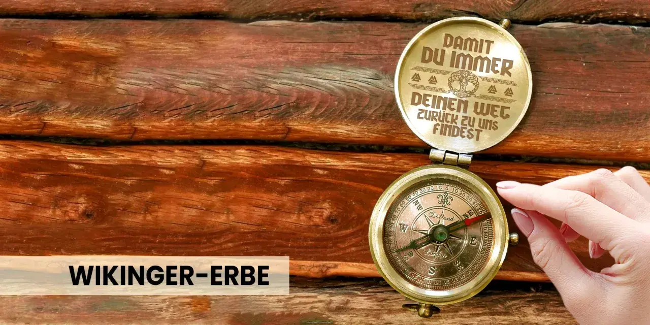 Ein antiker Kompass auf Holz, der dazu ermutigt, dem Leben zu vertrauen und immer den Weg zurückzufinden. "Wikinger-Erbe" steht darunter.