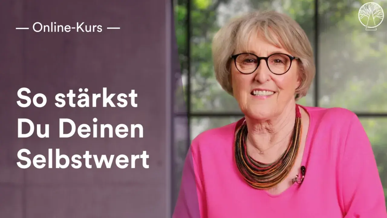 Eine ältere Frau mit Brille und pinkfarbenem Oberteil lächelt. Der Text "So stärkst Du Deinen Selbstwert" und "Online-Kurs" sind zu sehen. Geduldig sein ist der Schlüssel.