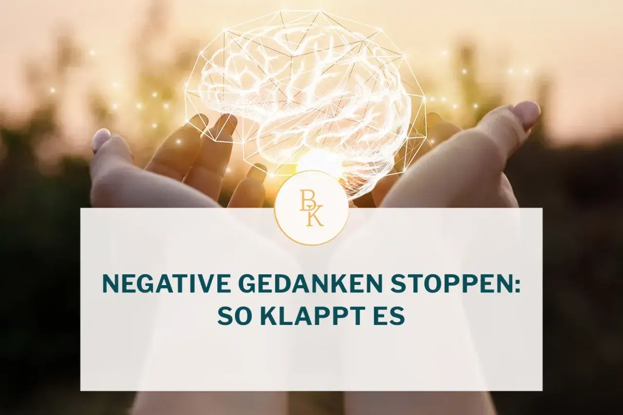 Hände halten ein leuchtendes Gehirn-Symbol. Text: "Negative Gedanken stoppen: So klappt es." Ein Weg, um negative gedanken loslassen.