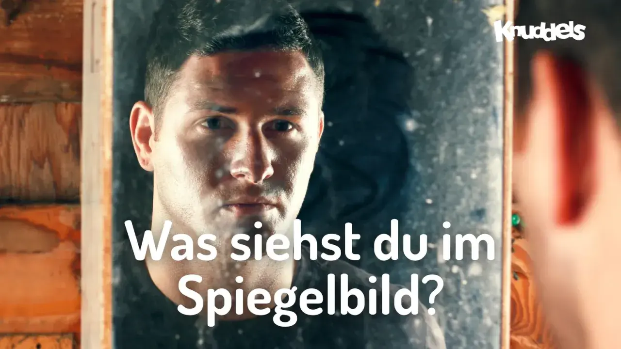 Ein Mann blickt in einen Spiegel und fragt sich, was er sieht. Ist es der Weg zum Erfolg im Leben?