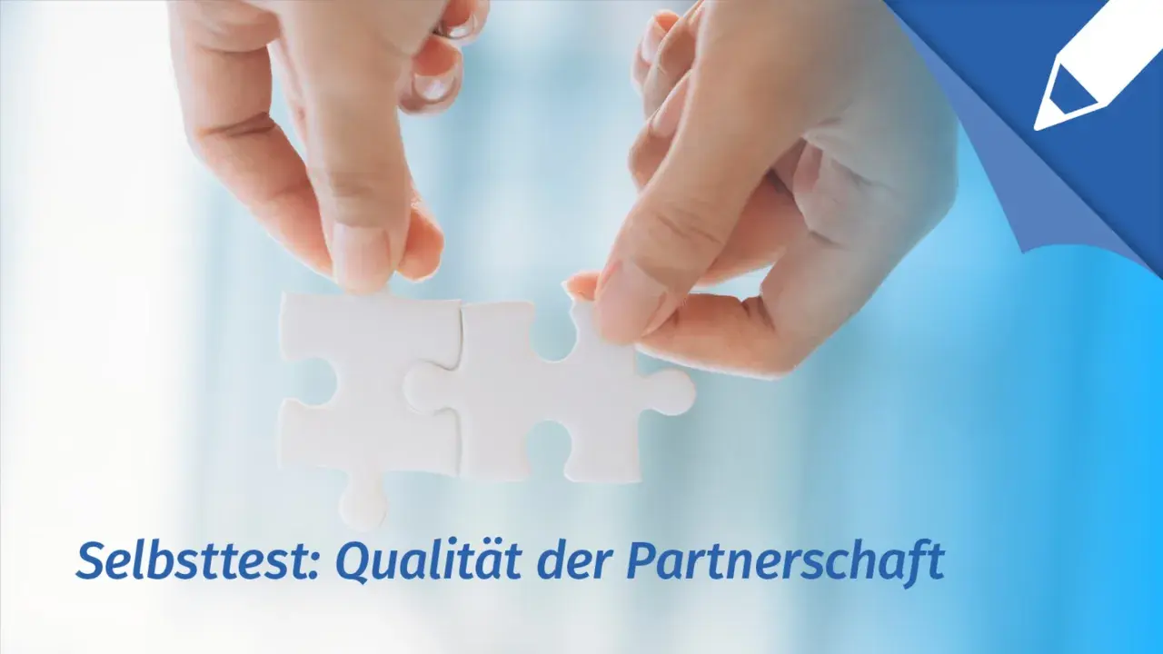 Zwei Hände fügen Puzzleteile zusammen. Ein Selbsttest: Qualität der Partnerschaft.