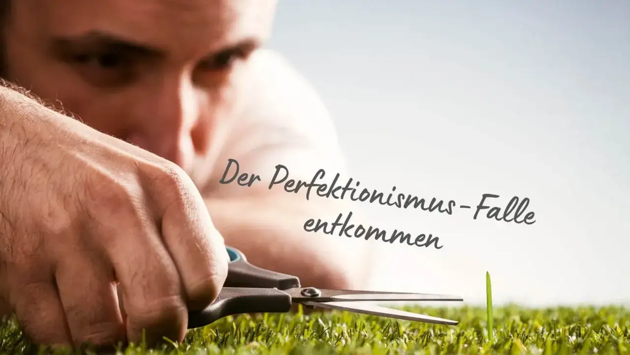 Mann schneidet mit Schere ein einzelnes Grashalm. Die Psychologie des Perfektionismus zeigt sich in diesem Detail.