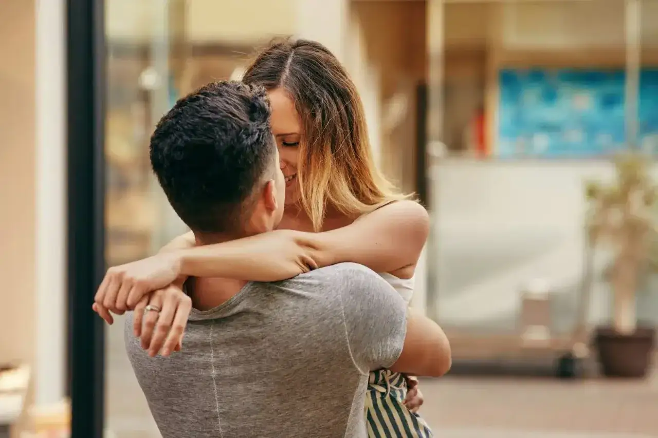 Ein Paar umarmt sich innig. Man erkennt Liebe in ihren Blicken und der N&auml;he zueinander.