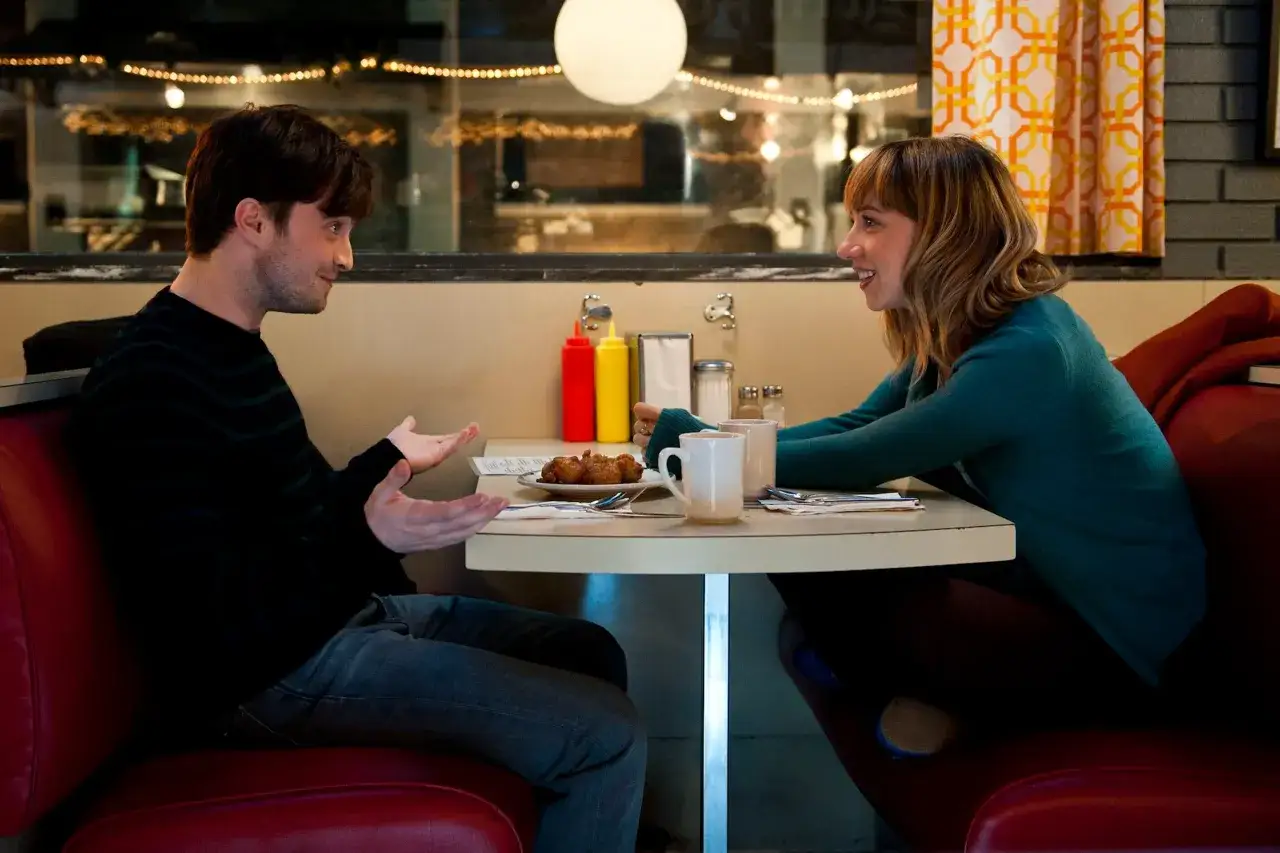 Ein Mann und eine Frau sitzen sich in einem Diner gegen&uuml;ber. Sie scheinen eine lebhafte Unterhaltung zu f&uuml;hren, vielleicht ein beziehungs test.