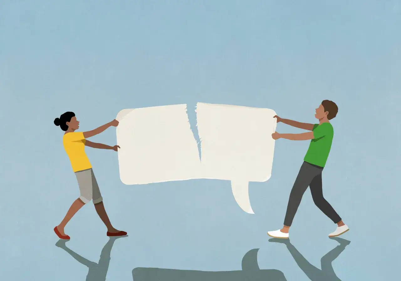 Zwei Personen zerren an einem zerrissenen Sprechblasen-Symbol. Ein Bild für die Psychologie der Schuldzuweisung und Kommunikationsprobleme.