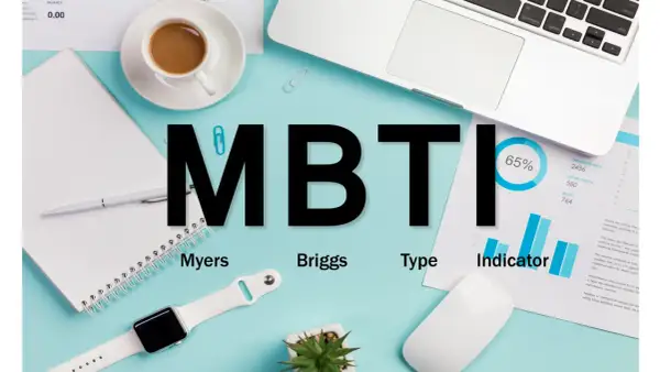 MBTI-Test: Myers-Briggs-Typen-Indikator. Ein Schreibtisch mit Laptop, Notizbuch, Kaffee und einem 16 Typen Test.