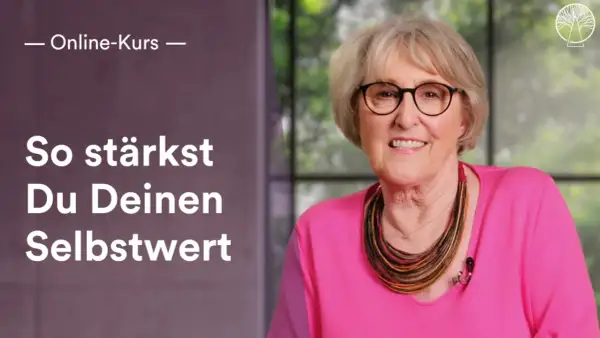 Eine ältere Frau mit Brille und pinkfarbenem Oberteil lächelt. Der Text "So stärkst Du Deinen Selbstwert" und "Online-Kurs" sind zu sehen. Geduldig sein ist der Schlüssel.