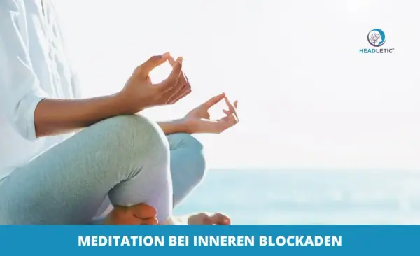 Person meditiert am Strand, um innere Blockaden zu lösen. Hände in Mudra-Geste, Fokus auf Entspannung und Klarheit.