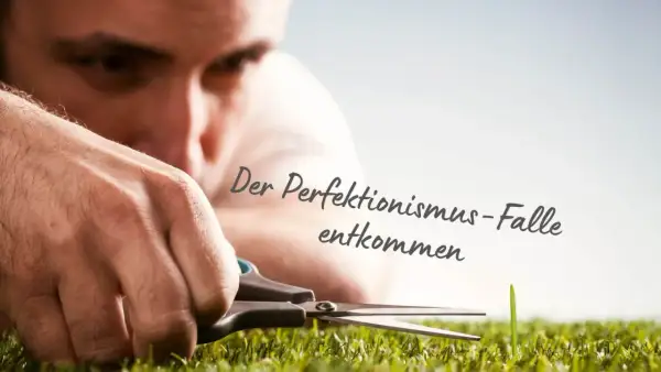 Mann schneidet mit Schere ein einzelnes Grashalm. Die Psychologie des Perfektionismus zeigt sich in diesem Detail.