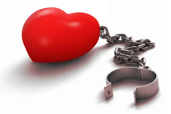 Ein rotes Herz, gefesselt an eine Kette mit einem offenen Bügel. Es symbolisiert die Angst, die Liebe zu verlieren, oder die Last einer unerwiderten Liebe.